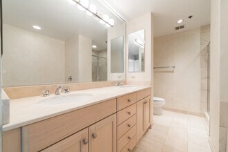 57 E Delaware Pl in Chicago, IL - Building Photo - Building Photo