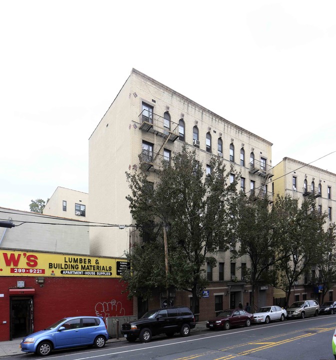 69-73 W Tremont Ave in Bronx, NY - Foto de edificio