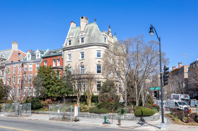 2201 Massachusetts Ave NW in Washington, DC - Foto de edificio - Building Photo