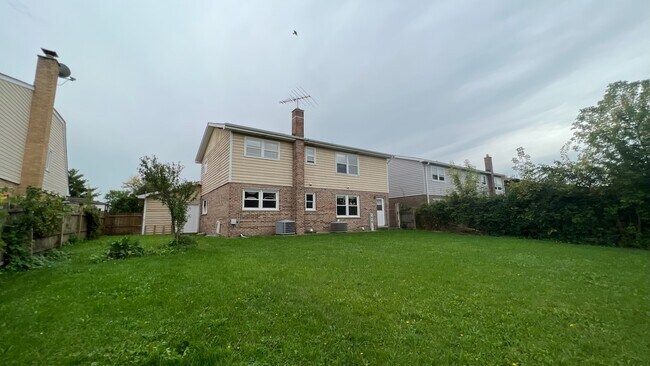 1202 E Ardyce Ln in Mount Prospect, IL - Building Photo - Building Photo
