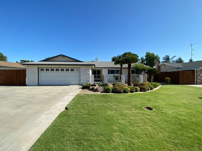 property at 1143 W Evergreen Ct