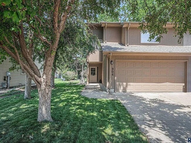 property at 904 E Jane Ln
