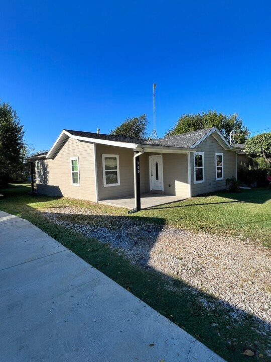 300 E 7th St in Ferris, TX - Building Photo
