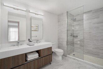 143 Old River Rd in Edgewater, NJ - Building Photo - Building Photo