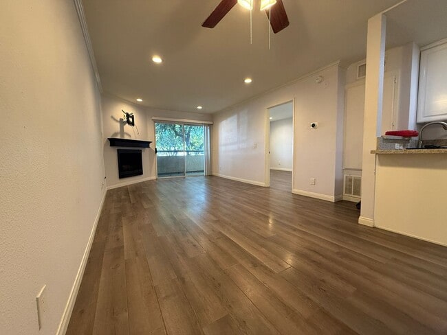 5535 Canoga Ave in Los Angeles, CA - Building Photo - Building Photo