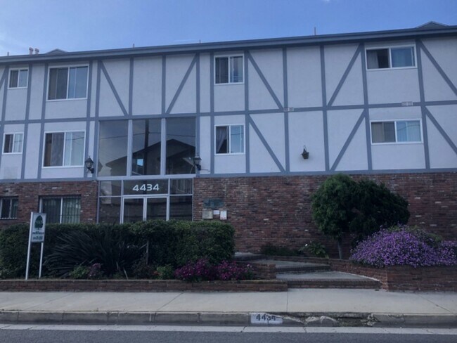 4434 W. 135th Street, in Hawthorne, CA - Foto de edificio - Building Photo