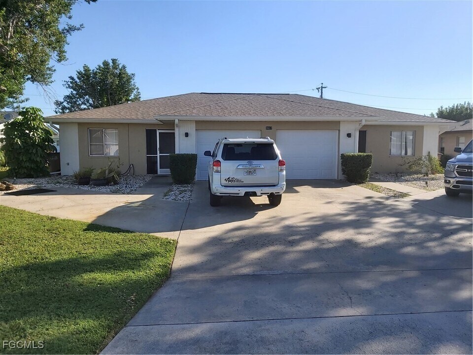 3817 SE 11th Ave in Cape Coral, FL - Foto de edificio