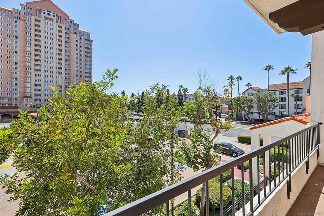 3525 Lebon Dr, Unit 304 in San Diego, CA - Building Photo - Building Photo