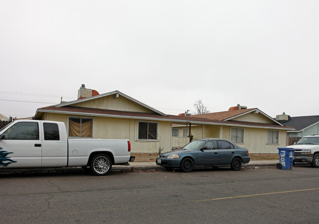 1345 Lambert Way in Turlock, CA - Foto de edificio - Building Photo