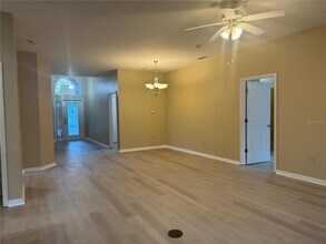 8210 Whistling Pine Way in Tampa, FL - Building Photo - Building Photo