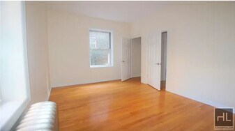 117 W 13th St in New York, NY - Building Photo
