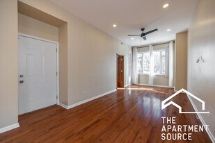 2028 N Hamlin Ave, Unit 2 in Chicago, IL - Building Photo