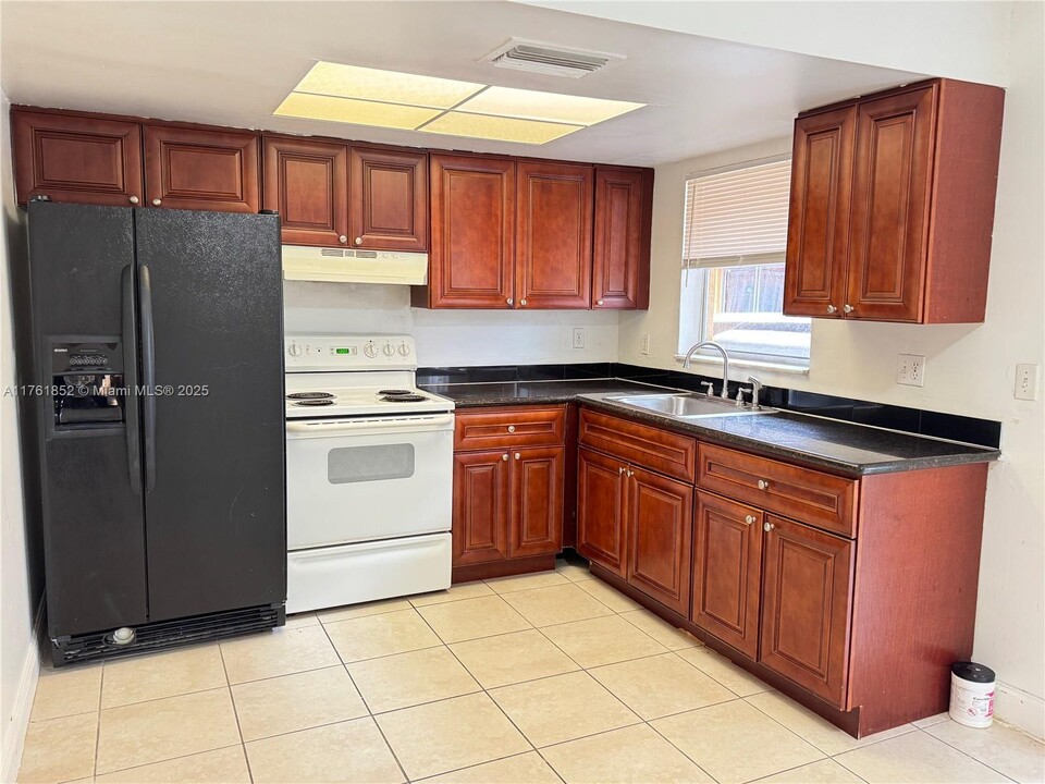 5329 NW 27th St in Lauderhill, FL - Foto de edificio