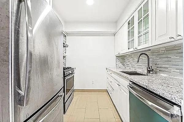 42-32 147th St in Queens, NY - Building Photo