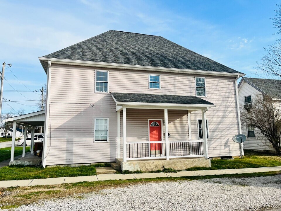 321 W Main St in Mitchell, IN - Building Photo