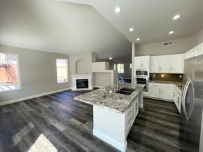 1249 Bernardo Ave in Escondido, CA - Foto de edificio - Building Photo