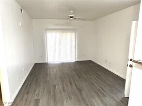7255 W Sunset Rd in Las Vegas, NV - Building Photo - Building Photo