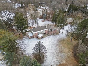 1592 Lone Pine Rd in Bloomfield Hills, MI - Foto de edificio - Building Photo