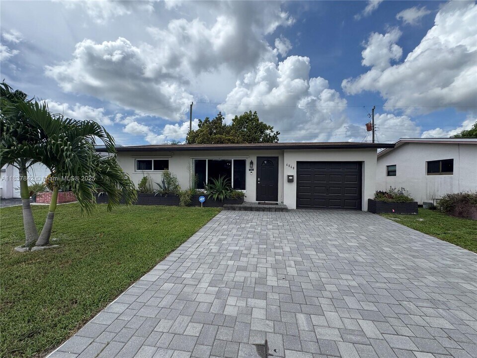 6868 NW 28th St in Sunrise, FL - Building Photo