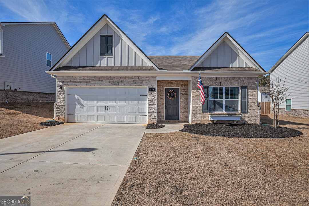 177 Innis Brk Cir in Cartersville, GA - Building Photo