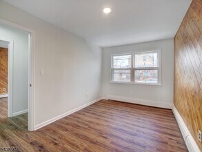 27 Honiss St in Belleville, NJ - Building Photo - Building Photo