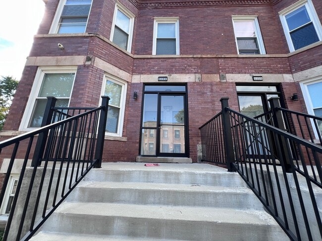 6402 S Eberhart Ave, Unit 2S in Chicago, IL - Building Photo - Building Photo