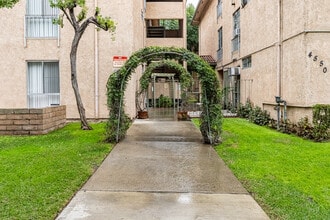 Figueroa Gardens in Los Angeles, CA - Building Photo - Building Photo