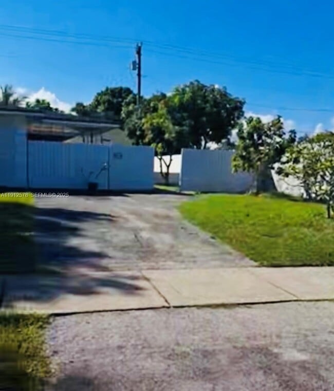 16020 SW 98th Ct in Miami, FL - Building Photo - Building Photo