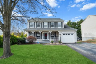 13810 Mapledale Ave in Woodbridge, VA - Building Photo