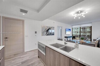 801 S Miami Ave in Miami, FL - Foto de edificio - Building Photo