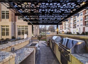 5725 Carnegie Blvd in Charlotte, NC - Building Photo - Building Photo