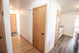 706 North St, Unit Lower in Grafton, WI - Foto de edificio - Building Photo