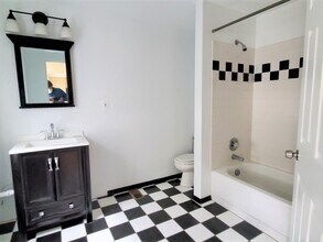 2104 E Lombard St in Baltimore, MD - Foto de edificio - Building Photo