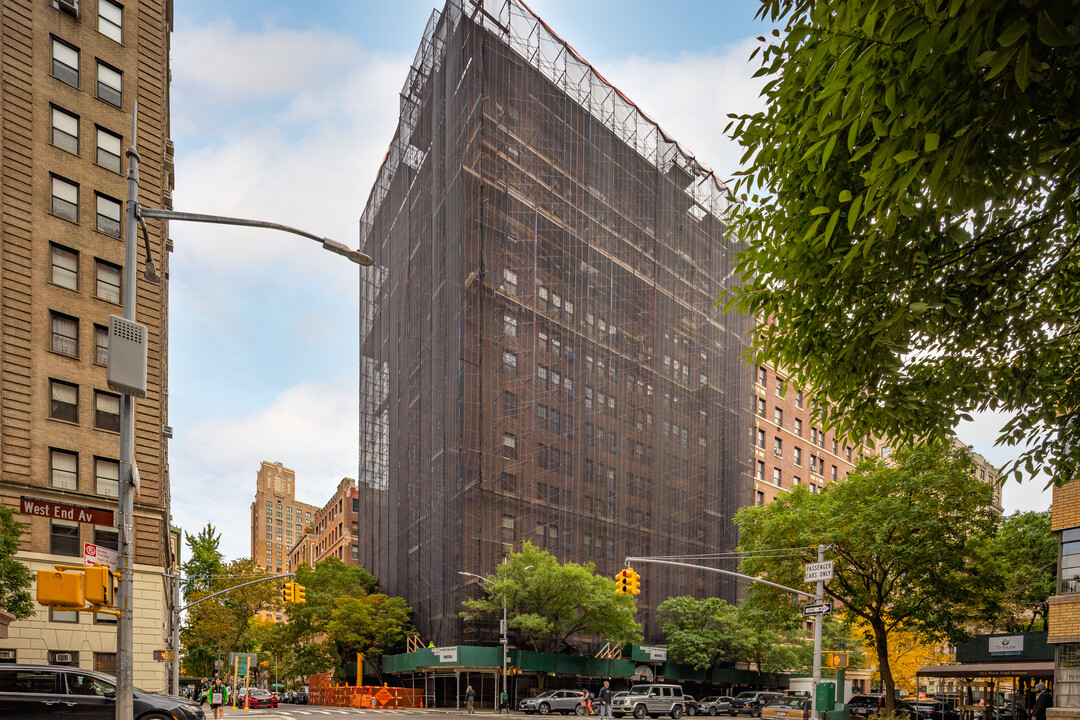 310 West End Ave in New York, NY - Building Photo