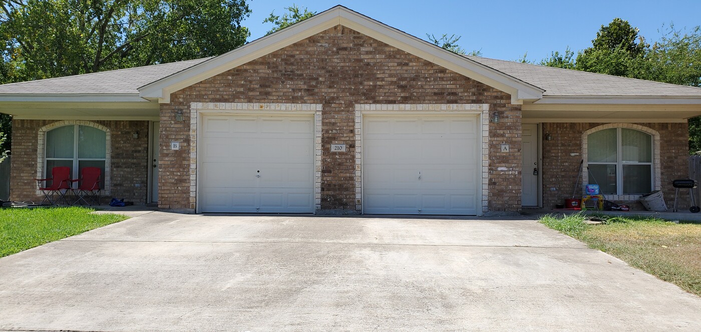 210 Dale Earnhardt Dr, Unit A in Harker Heights, TX - Building Photo