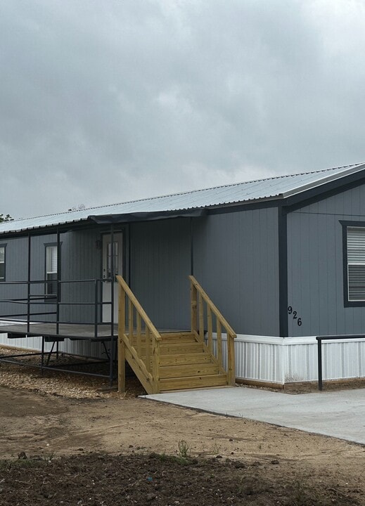 926 N Lake Ave in Eagle Lake, TX - Building Photo