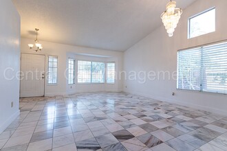 8805 Fox Run Dr in Bakersfield, CA - Building Photo - Building Photo