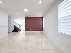 10423 NW 70th Ln in Doral, FL - Building Photo - Building Photo
