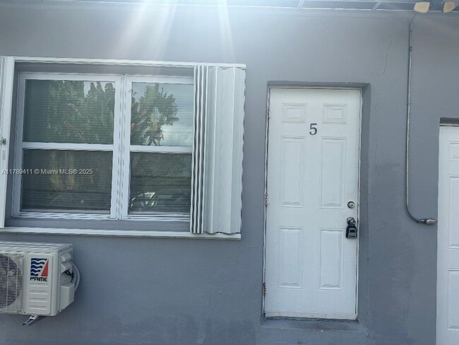 1293 NE 109th St in Miami, FL - Building Photo - Building Photo