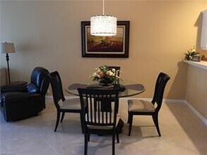 4844 Hampshire Ct-Unit -206 in Naples, FL - Foto de edificio - Building Photo