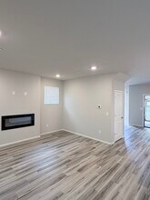 9452 N Chestnut Ct in Camas, WA - Foto de edificio - Building Photo