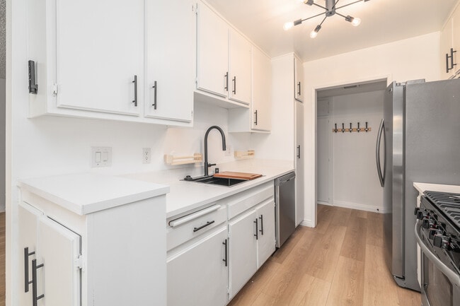 10844 Rose Ave in Los Angeles, CA - Foto de edificio - Interior Photo