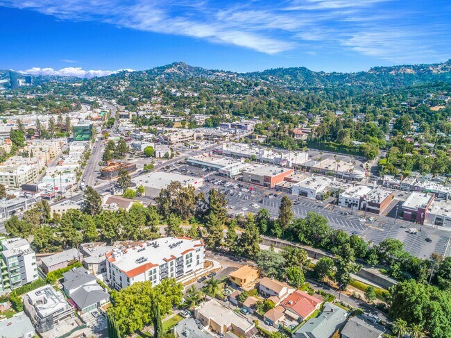 Vantage Apartments in Studio City, CA - Building Photo - Building Photo
