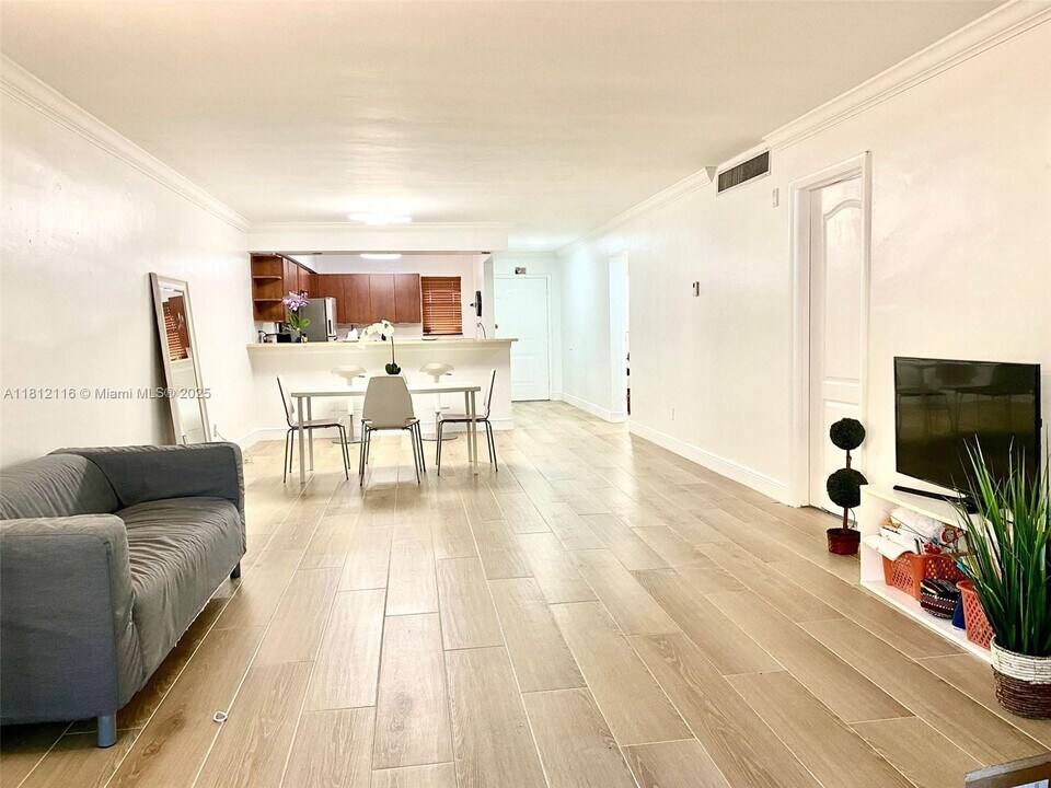 1540 NE 191st St in Miami, FL - Building Photo