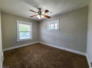 4025 E 144th St, Unit 2nd fl/lower in Cleveland, OH - Foto de edificio - Building Photo