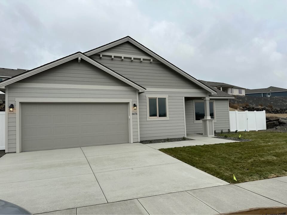 6076 W 31st Ave in Kennewick, WA - Building Photo