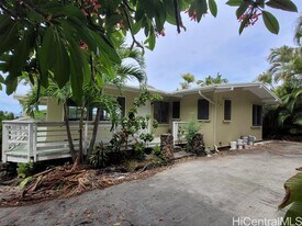 1069 Aalapapa Dr in Kailua, HI - Building Photo