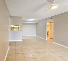 5654 Rock Island Rd in Tamarac, FL - Building Photo