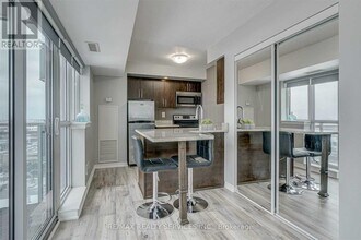 215 Queen St E in Brampton, ON - Building Photo - Building Photo