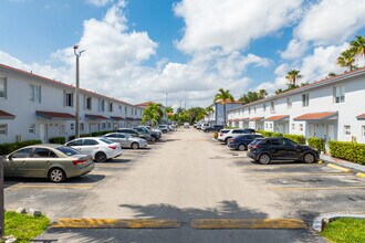 La Villas De Fountainbleu in Miami, FL - Building Photo - Building Photo